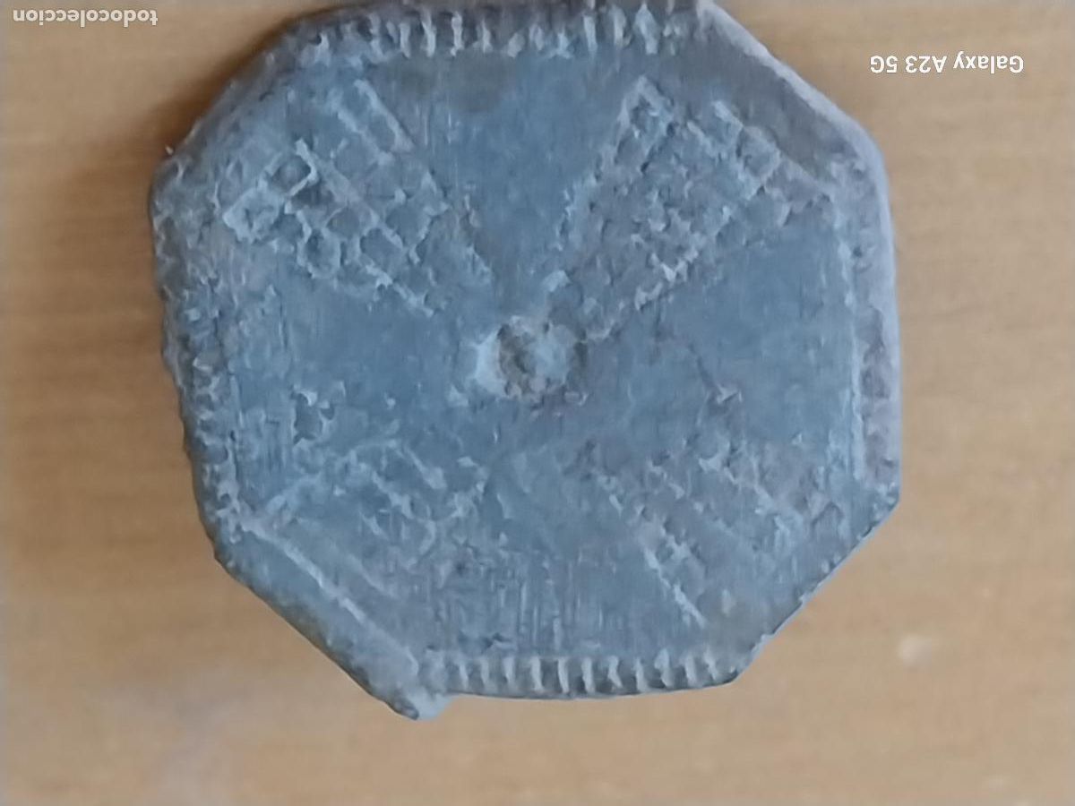 Coleccionismo: BOTON ASPAS RELIEVE METAL MUY ANTIGUO 2.7CMS