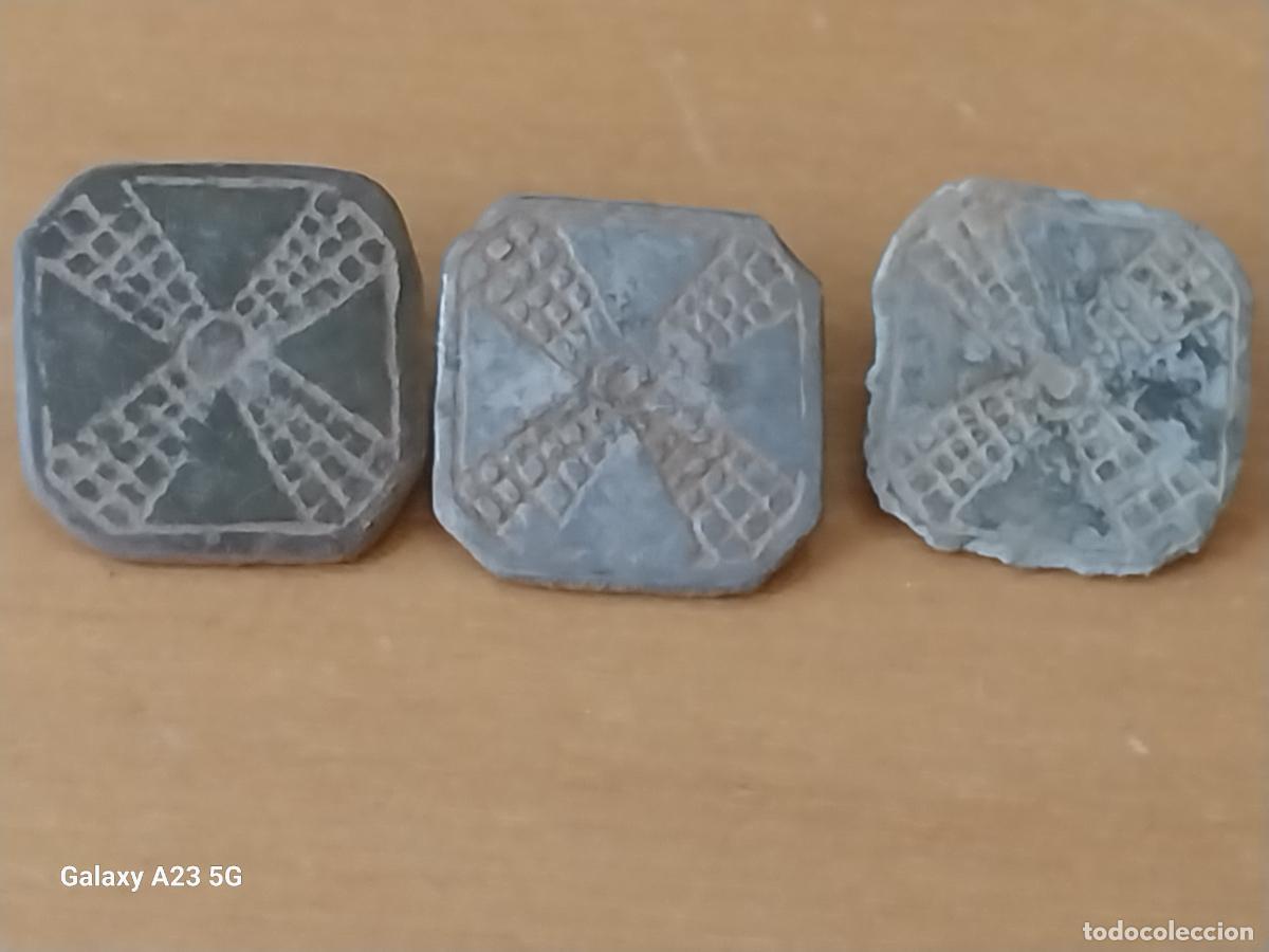 Coleccionismo: BOTONES X 3 ASPAS RELIEVE METAL MUY ANTIGUO 2CMS