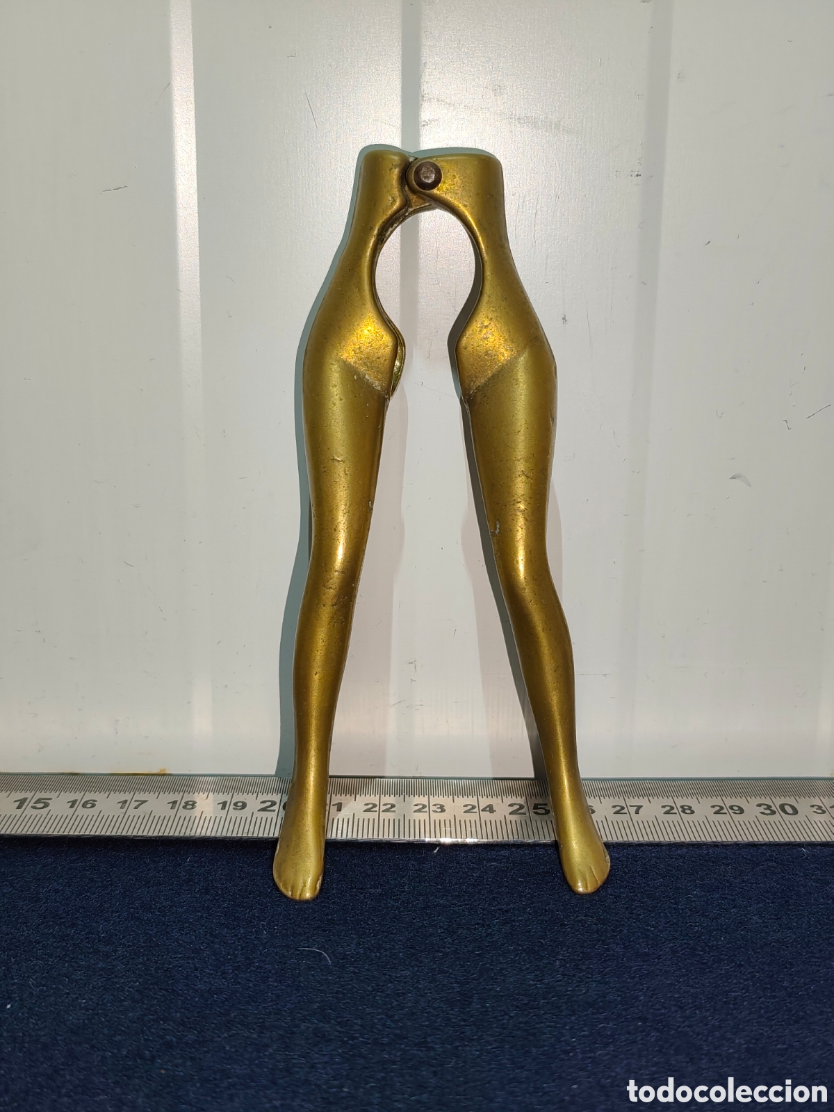 Coleccionismo: Cascanueces Antiguo de Bronce / Lat&oacute;n con Forma de Piernas de Mujer - Vintage / Figurado