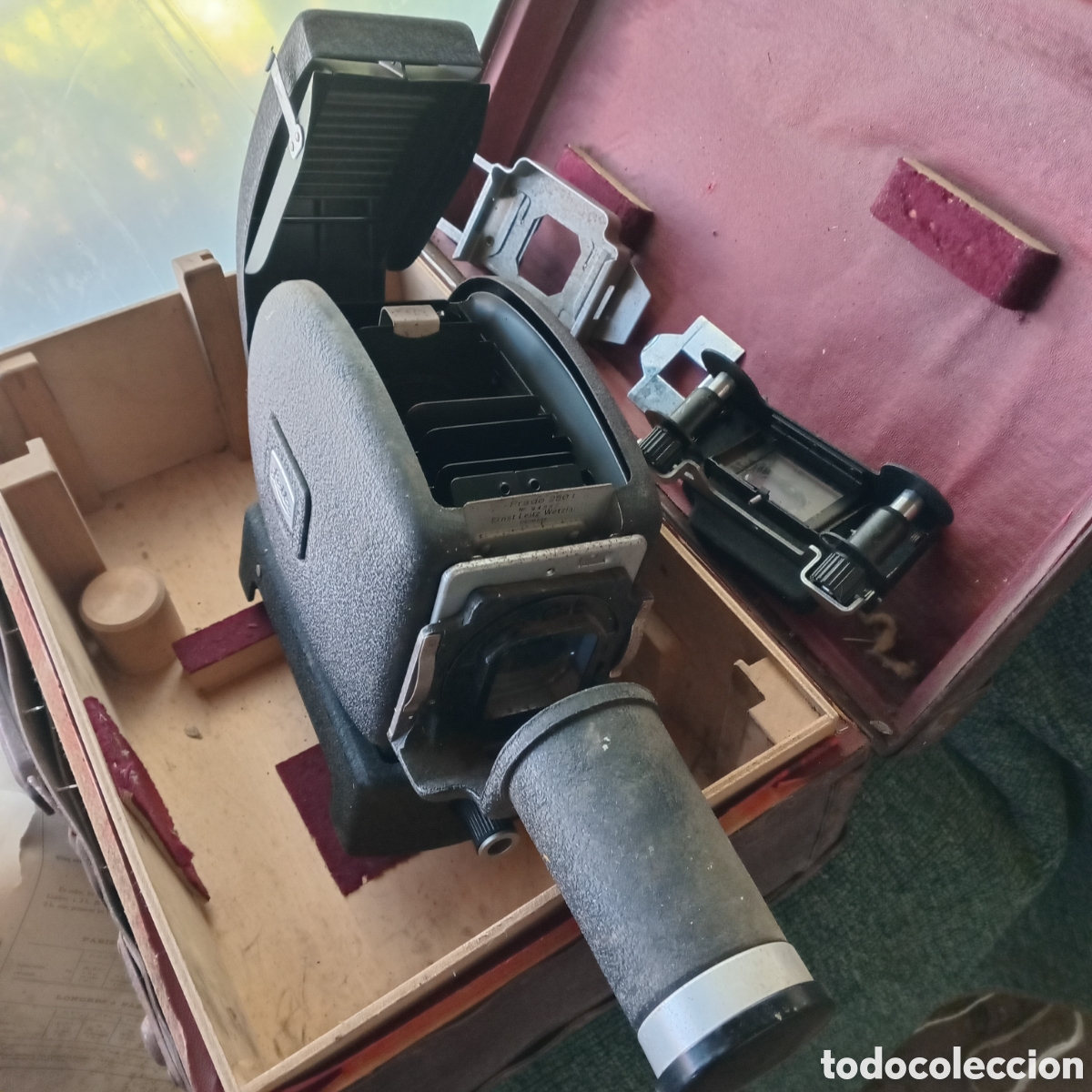 Coleccionismo: LEITZ PROYECTOR ANTIGUO CON ACCESORIOS Y MALETIN ORIGINALES VINTAGE/LEICA