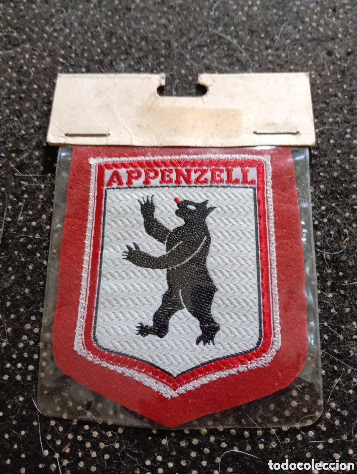 Coleccionismo: Parche bordado con el escudo de armas de Appenzell (Suiza), enmarcado en color rojo y con el caracte