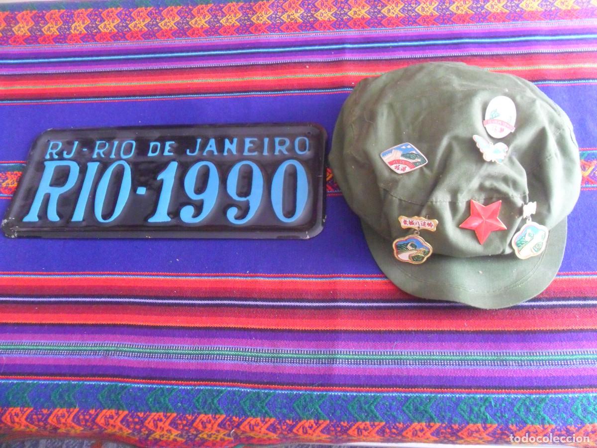 Coleccionismo: GORRA DE TELA CHINA COMUNISTA ESTRELLA ROJA 5 INSIGNIAS Y MATR&Iacute;CULA MET&Aacute;LICA RIO DE JANEIRO 1990.