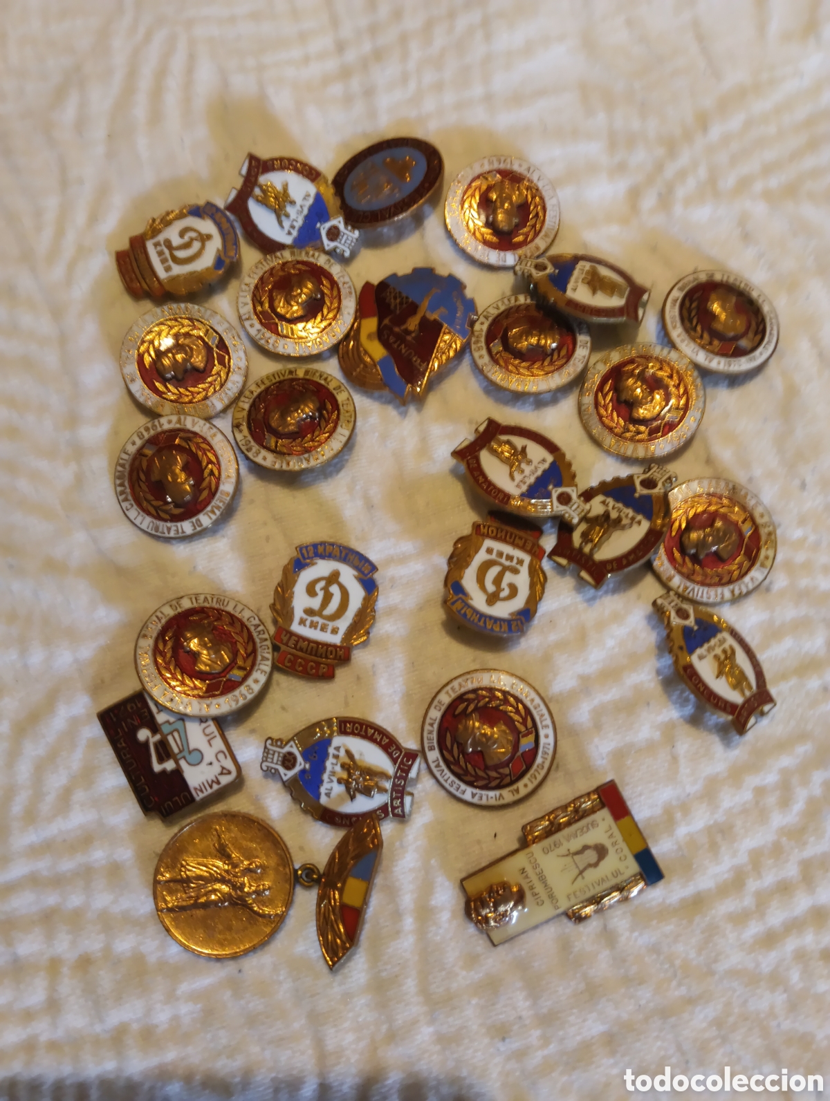 Colecionismo: Lote insignias variadas de metal