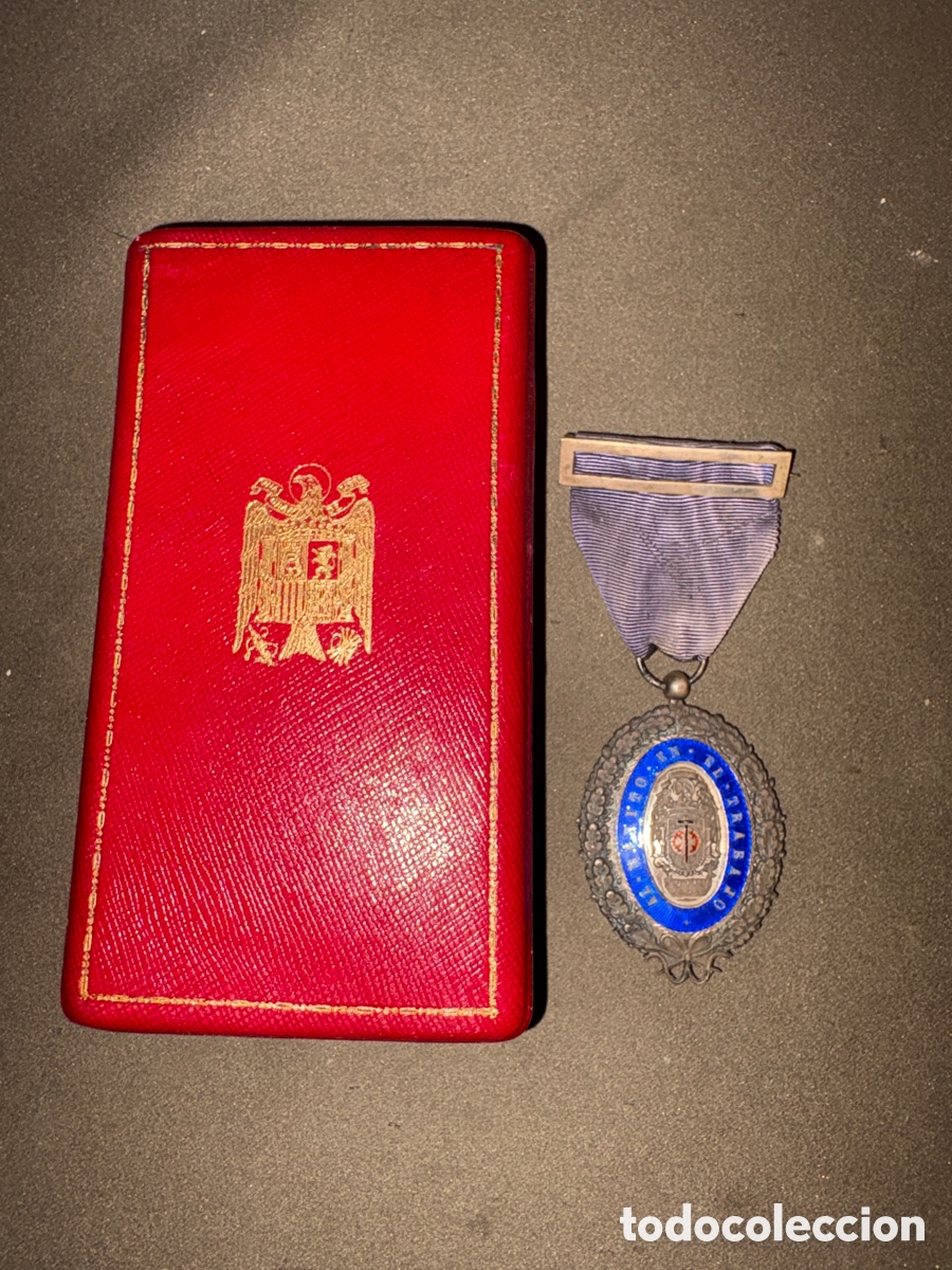 Coleccionismo: Antigua medalla de plata,AL M&Eacute;RITO EN EL TRABAJO,decret&oacute; 14 marzo de 1942*en su estuche*ver fotos*
