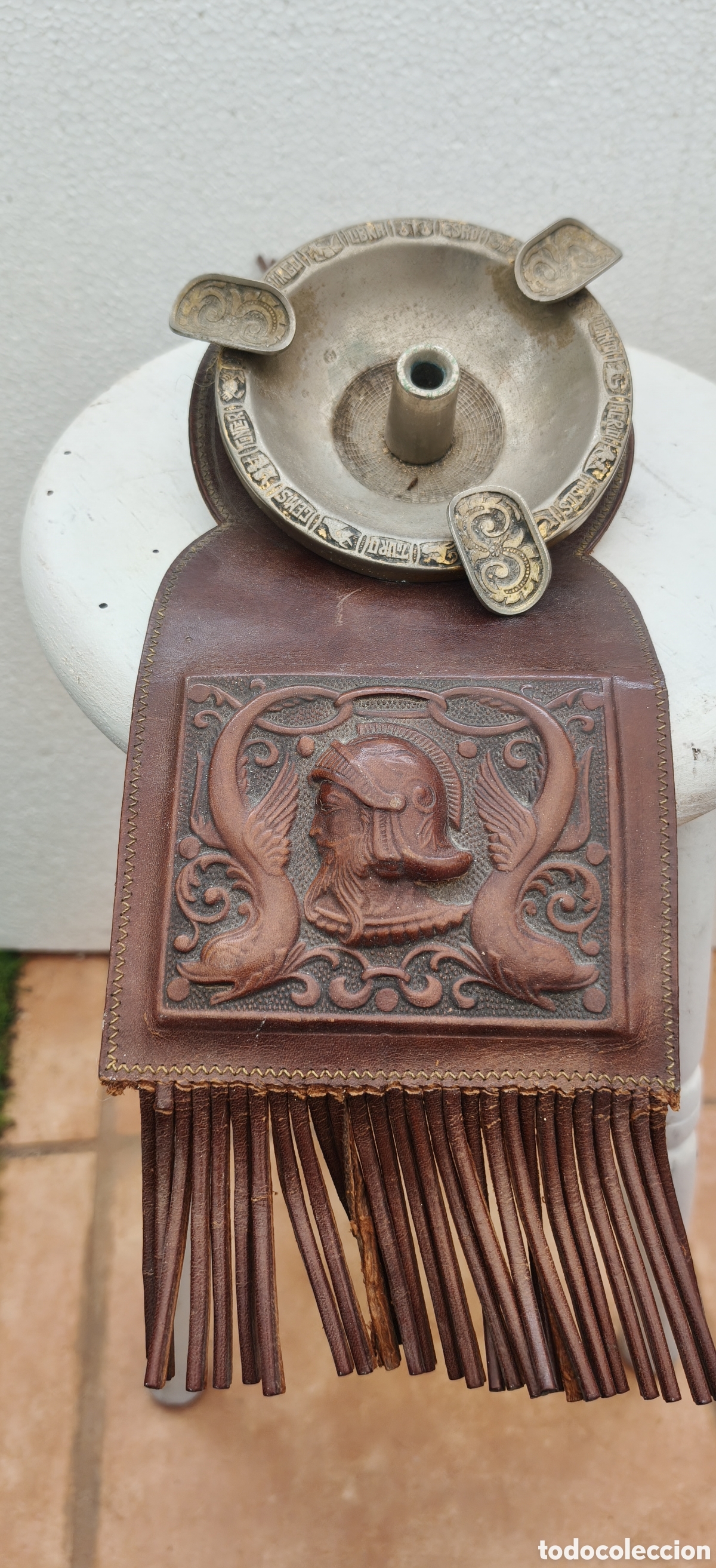 Coleccionismo: Cenicero de Brazo para Sof&aacute; en Cuero Repujado y Metal - Vintage A&ntilde;os 60/70 (47 cm)