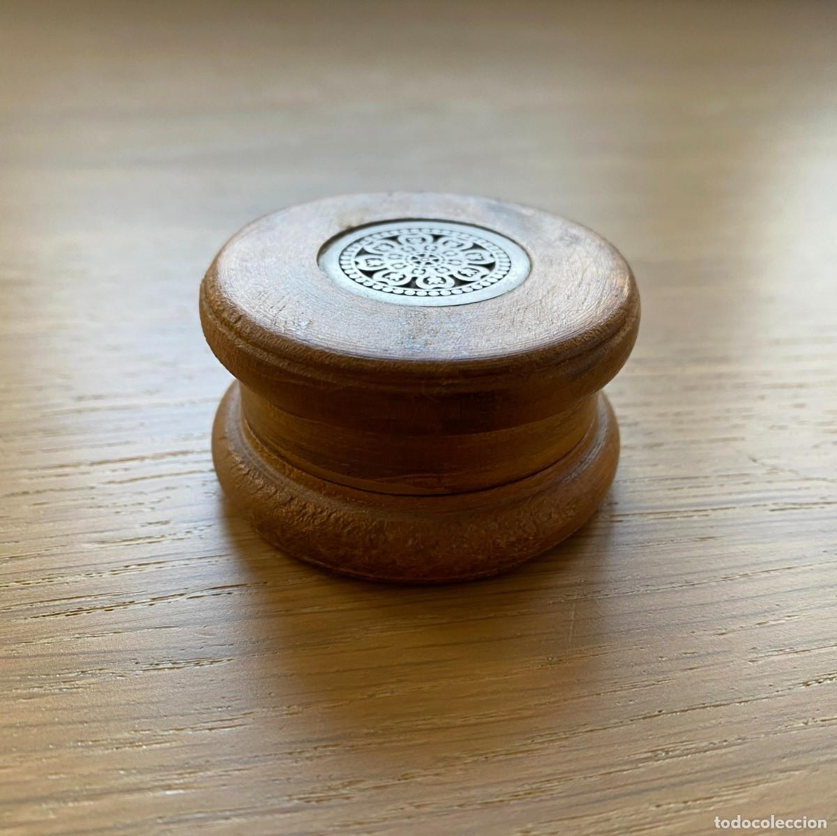 Coleccionismo: PICADOR / GRINDER DE MADERA TORNEADA CON APLIQUE MET&Aacute;LICO FLORAL - 5,3 CM DE DI&Aacute;METRO
