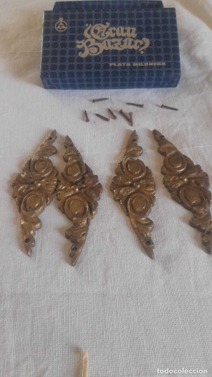 Coleccionismo: 4 antiguos herrajes / cantoneras de lat&oacute;n para muebles con caja original Gran Bazar&rdquo;.
