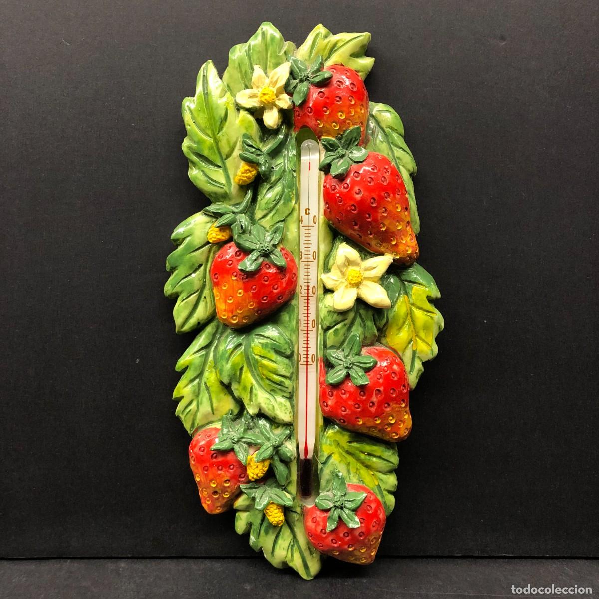 Coleccionismo: TERMOMETRO DE PARED - RESINA PINTADA A MANO - FRAMBUESAS - FRUTAS - RARA PIEZA - 20 CM