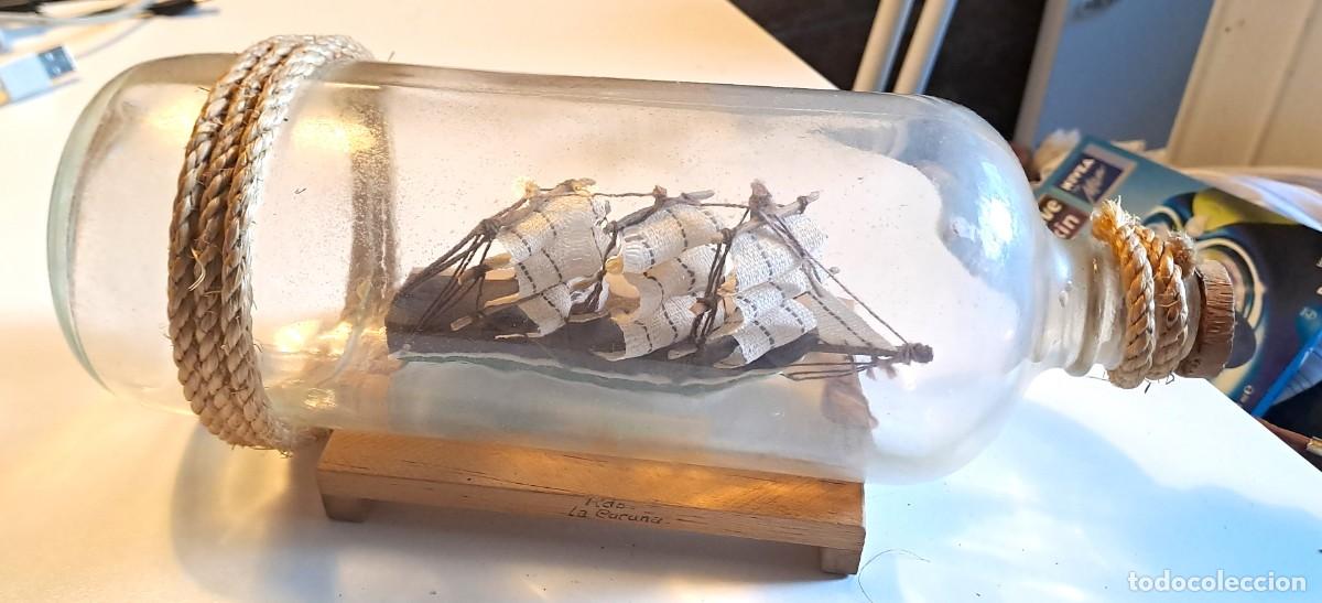 Coleccionismo: BARCO DE VELA DENTRO DE BOTELLA CON SOPORTE DE MADERA (28 cm)