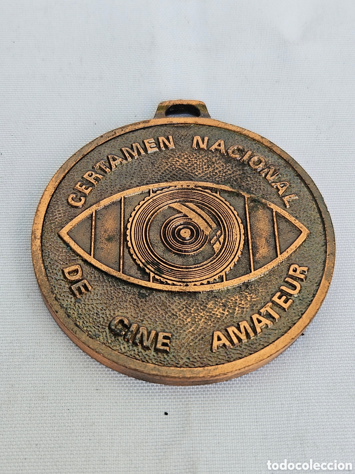 Collecting: MEDALLA CERTAMEN NACIONAL DE CINE AMATEUR. CAJA DE AHORROS Y M.P. DE CASYELLON. FINALISTA