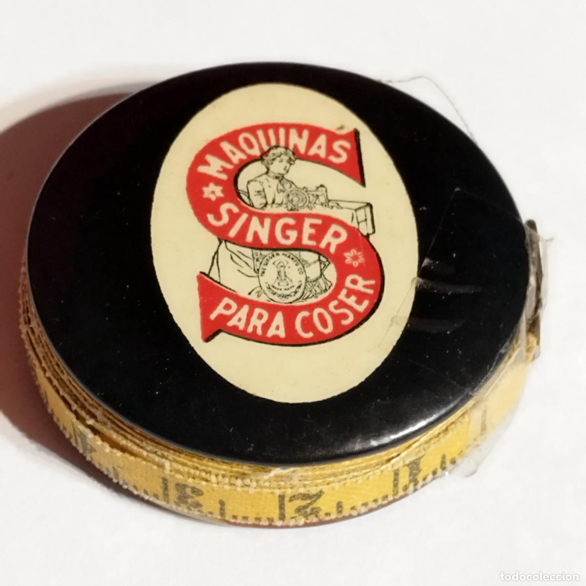 Coleccionismo: OBJETO PREMIUM - CHAPA CINTA METRICA BOLSILLO CUERDA DE LAS MAQUINAS COSER SINGER REVERSO ZINGARA