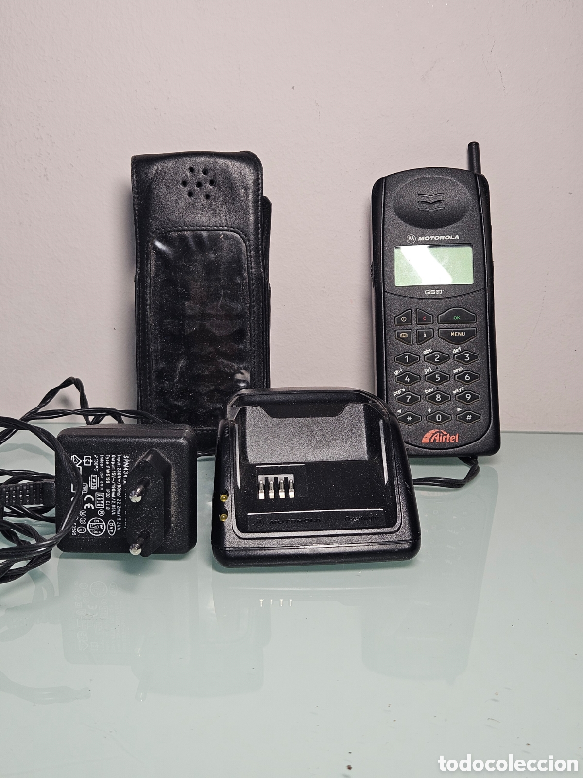 Coleccionismo: Lote Tel&eacute;fono M&oacute;vil Vintage Motorola d520 / M3688 - Airtel (A&ntilde;os 90) - Con Base de Carga y Funda