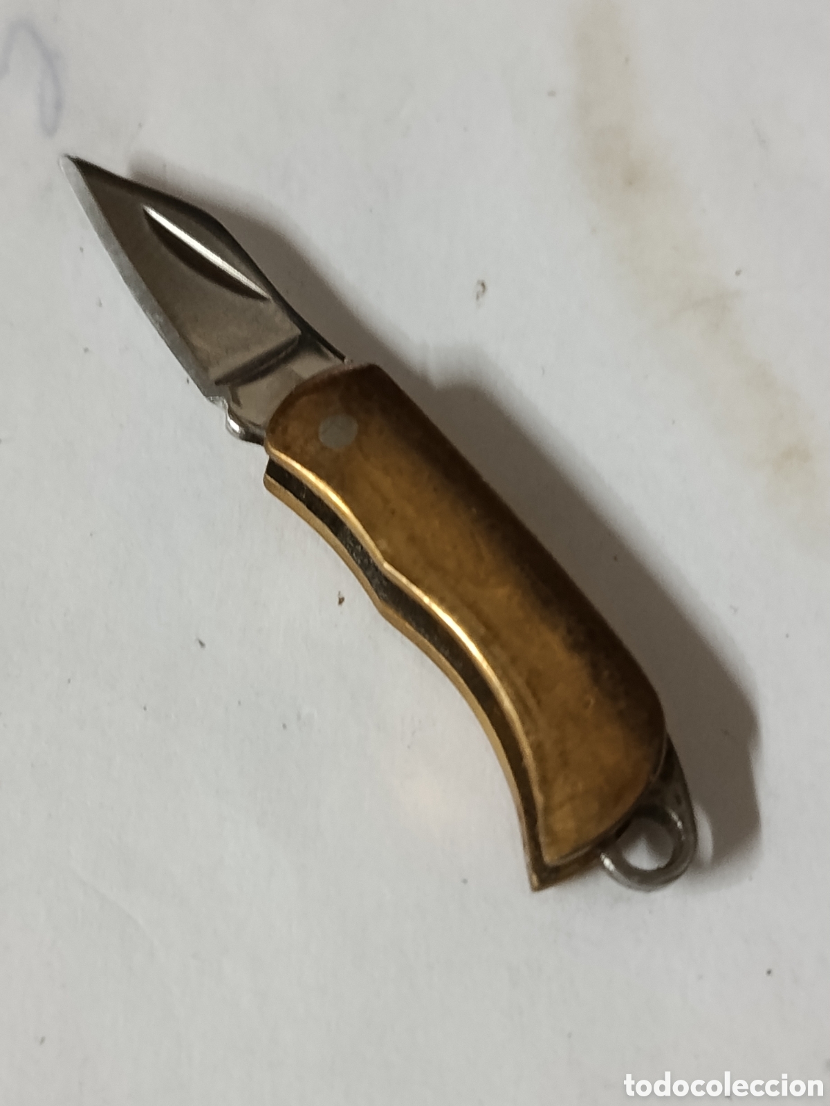 Coleccionismo: mini navaja colgante con cachas de bronce pulido y hoja de acero..