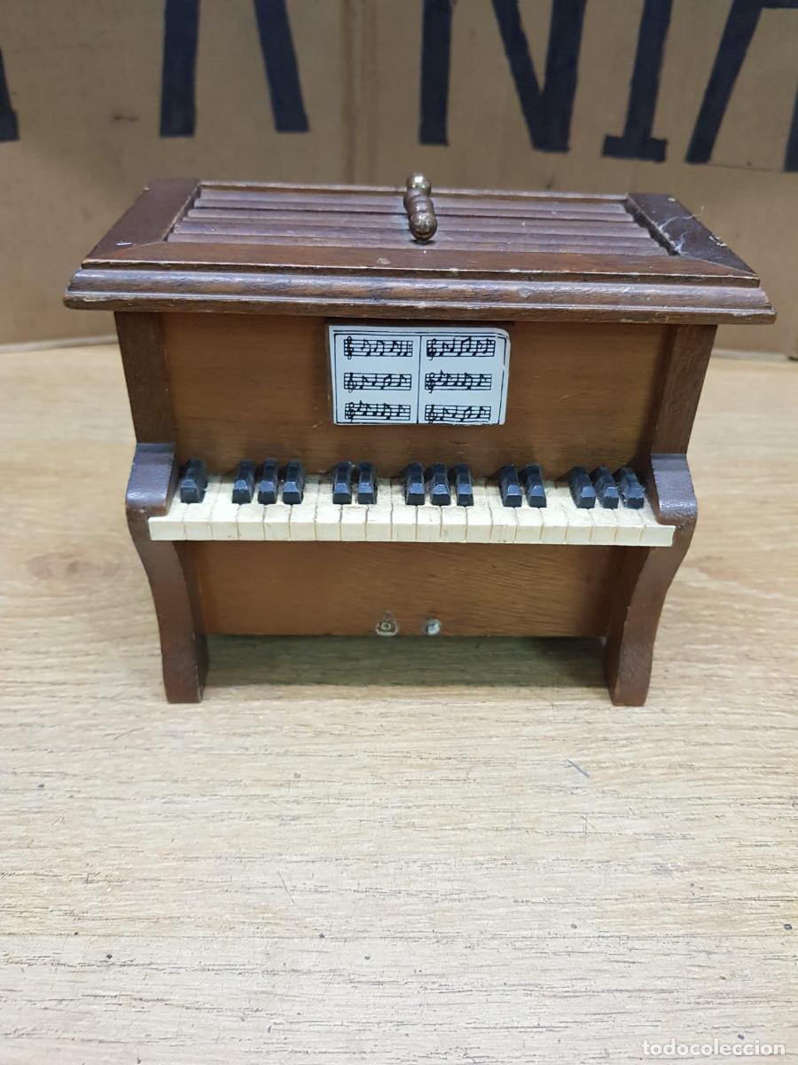 Coleccionismo: PIANO DE MADERA CON 6 POSAVASOS EN SU INTERIOR