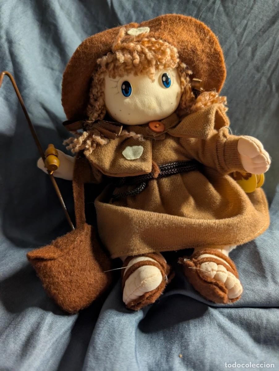 Coleccionismo: Mu&ntilde;eca peregrina Camino de Santiago de trapo 19 cm con bord&oacute;n, zurr&oacute;n y vieira