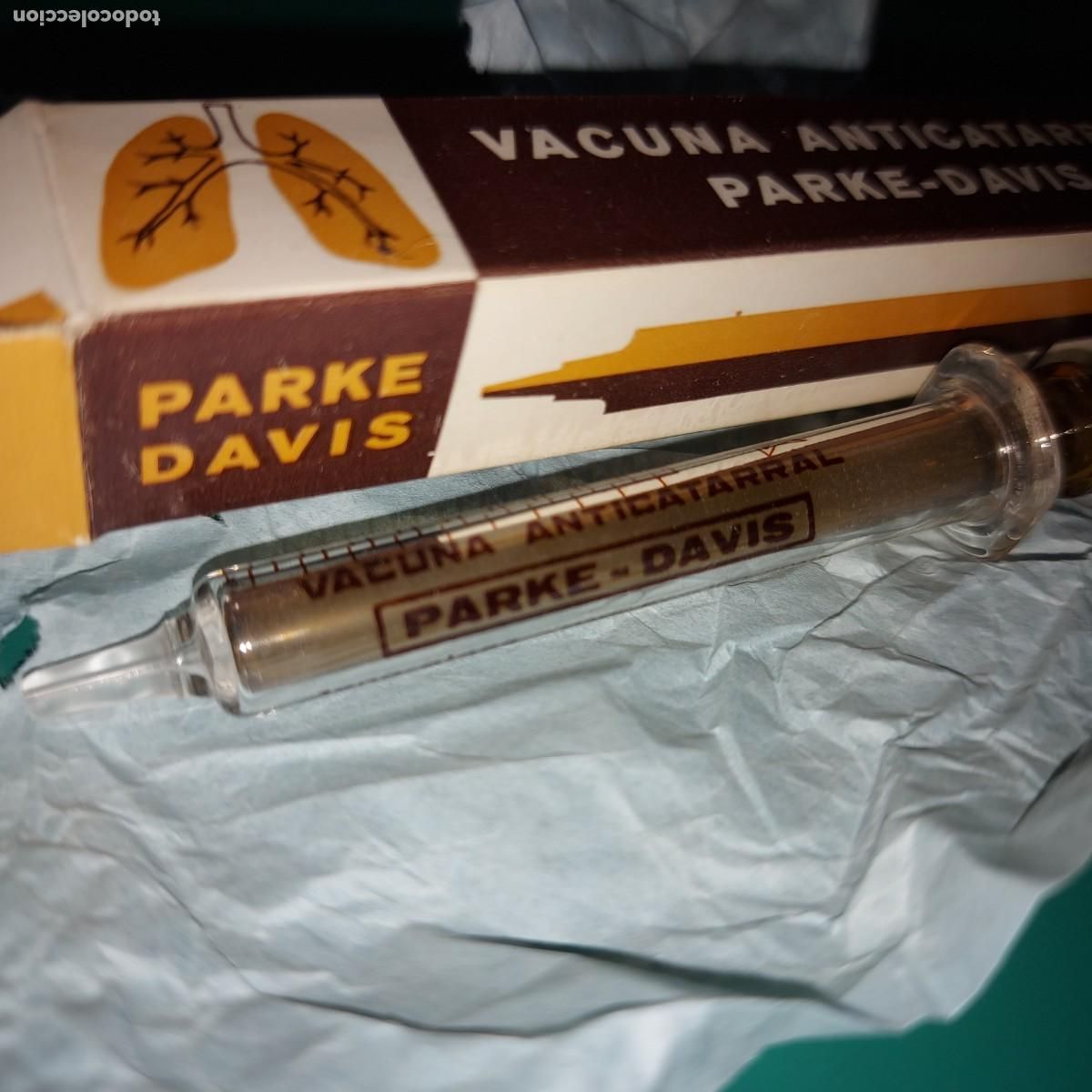 Coleccionismo: ANTIGUO MEDICAMENTO, jeringa de cristal en su caja original,vacuna anticatarral,parke davis
