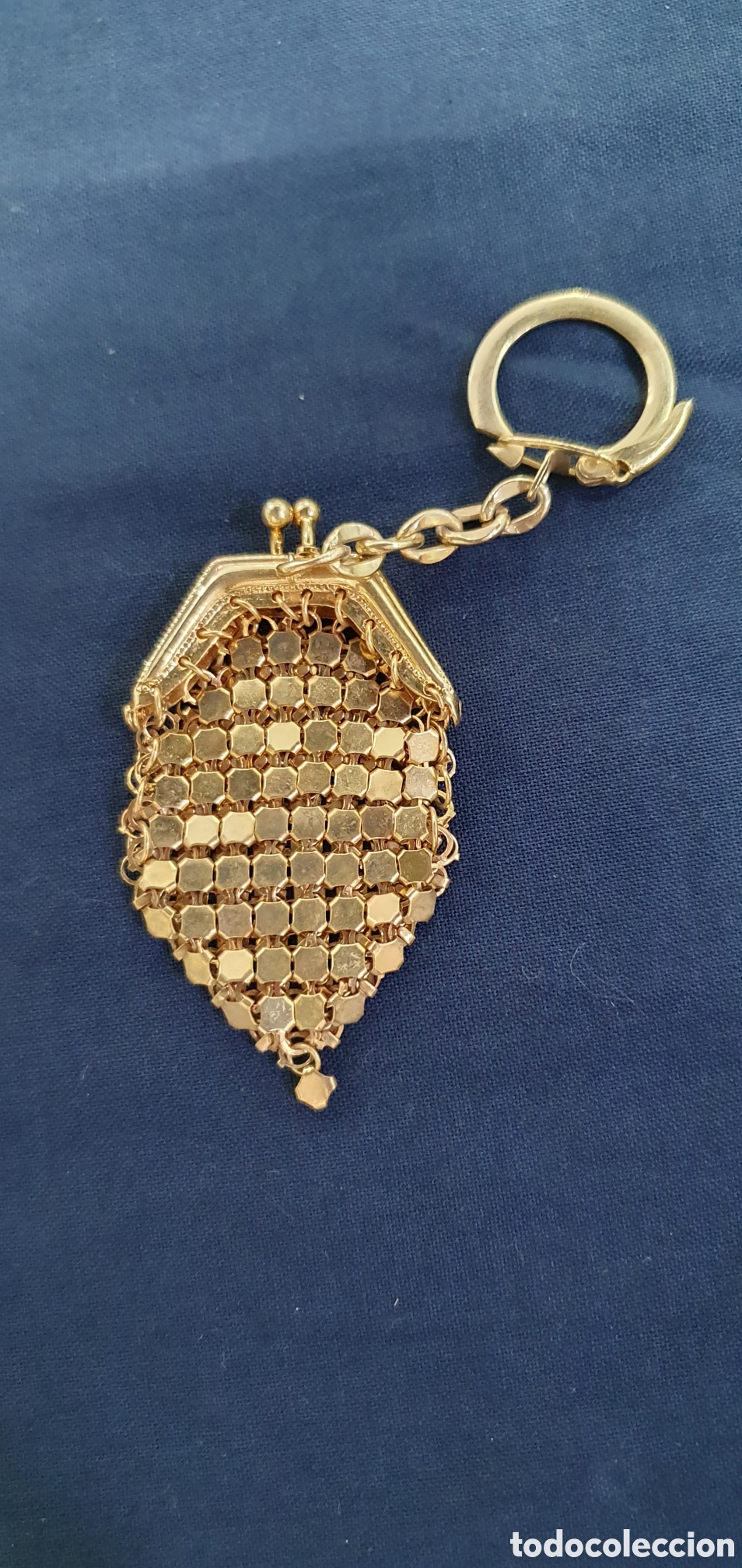Collezionismo: Peque&ntilde;o llavero monedero en metal dorado. (L135)