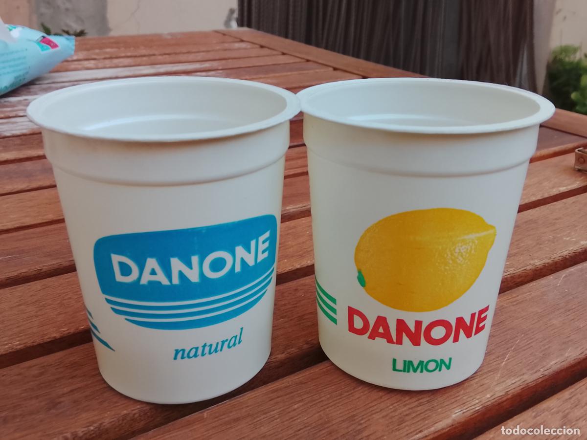 Coleccionismo: Lote de 2 Vasos de Pl&aacute;stico de Yogur Danone Antiguos - A&ntilde;os 70/80 - Sabores Natural y Lim&oacute;n - 125 cc