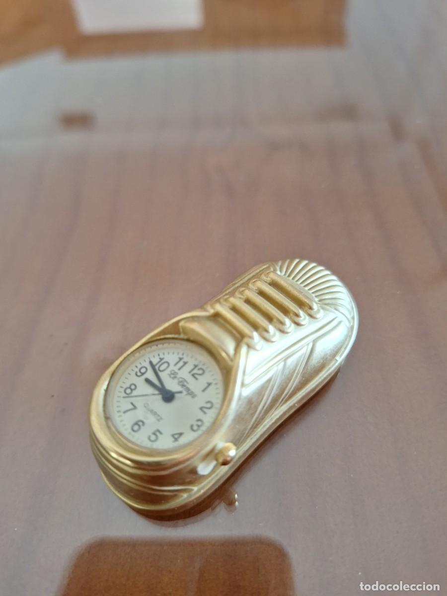 Coleccionismo: Reloj zapatilla de deporte dorada