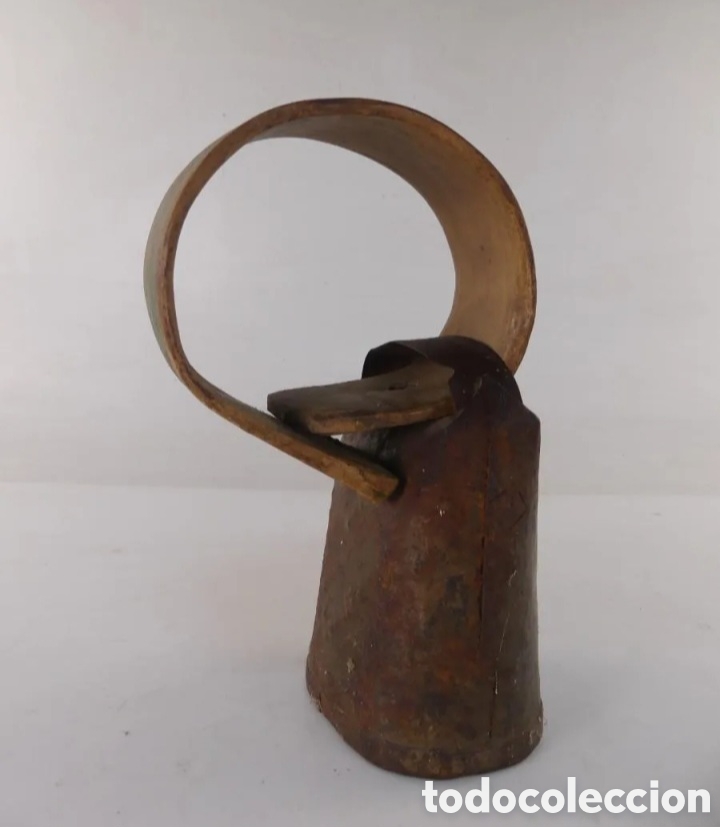 Coleccionismo: Antiguo cencerro con collar - Foto 2