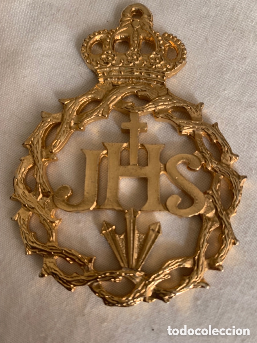 Coleccionismo: emblema met&aacute;lico dorado o insignia cofrade que representa la Pasi&oacute;n de Cristo