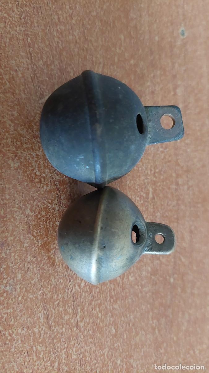 Coleccionismo: Pareja de cascabeles de bronce