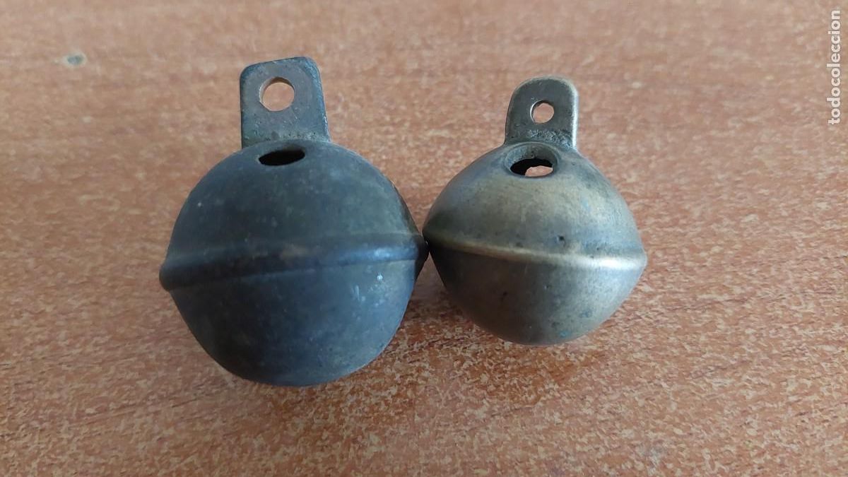 Coleccionismo: Pareja de cascabeles de bronce