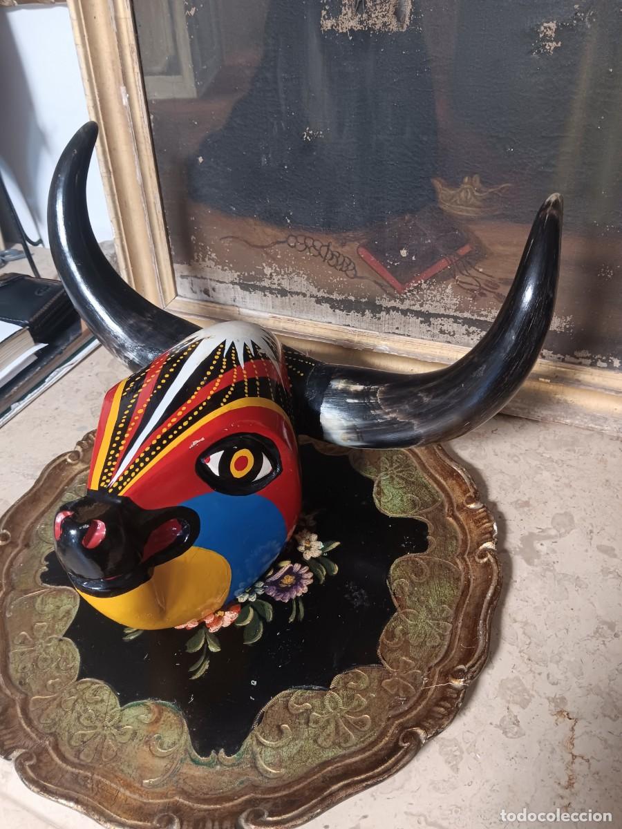 Coleccionismo: m&aacute;scara artesanal con forma de toro es una vibrante obra de arte folcl&oacute;rico tallada a mano, inspirad