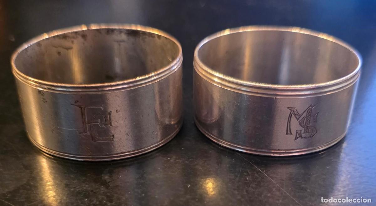 Coleccionismo: Pareja de antiguos servilleteros metal plateado con iniciales grabadas &ndash; 5 cm