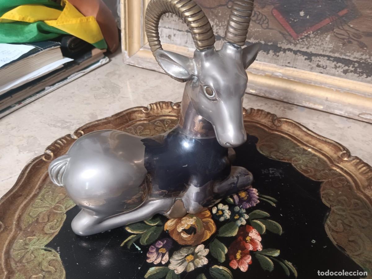 Coleccionismo: figura vintage de un carnero o cabra mont&eacute;s en reposo, elaborada en una combinaci&oacute;n de metales con u