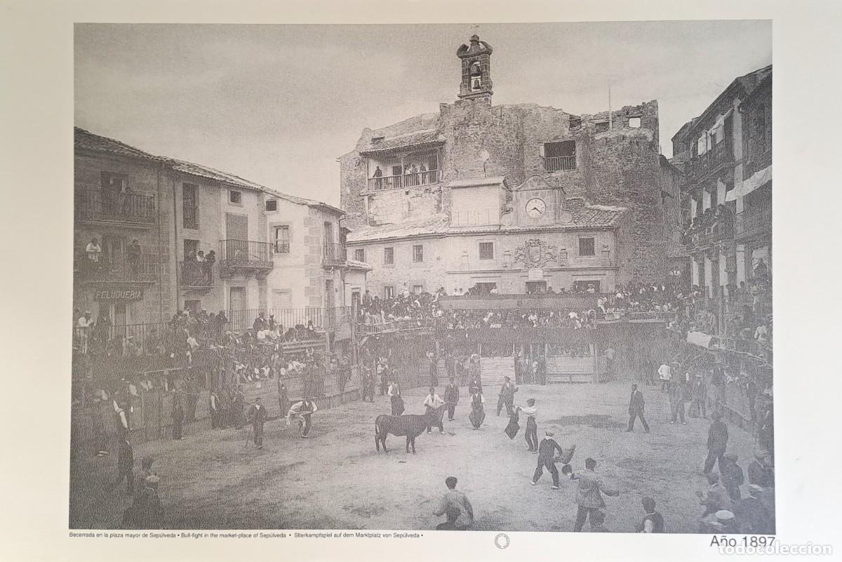 Coleccionismo: REPRODUCCION LAMINA VISTAS BECERRADA EN LA PLAZA MAYOR DE SEPULVEDA A&Ntilde;O 1897. LAMIGRANSEV-095 ,5