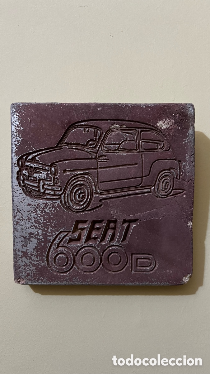 Coleccionismo: Antiguo Placa Azulejo Decorativo En Relieve en Yeso o Estuco SEAT 600D