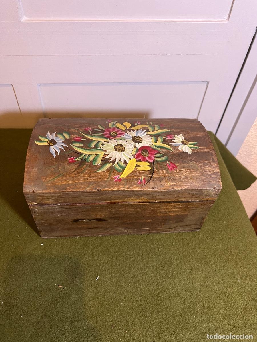 Coleccionismo: Antiguo cofre de madera con tapa curva pintado a mano &ndash; Caja decorativa floral vintage &ndash; Joyero / Co
