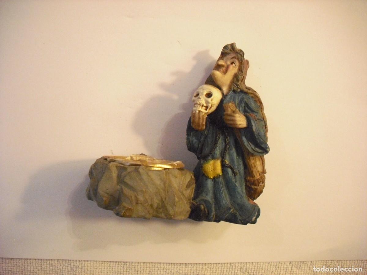 Collecting: PORTAVELAS DECORATIVO CON LA FIGURA DE UNA BRUJA QUE SOSTIENE UNA CALAVERA. DE RESINA