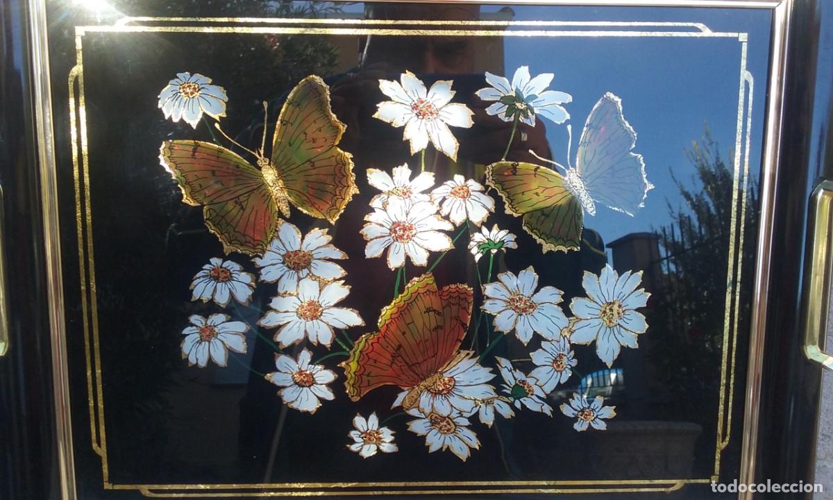 Coleccionismo: BANDEJA RECTANGULAR CON ASAS. DECORACI&Oacute;N FLORAL Y MARIPOSAS.