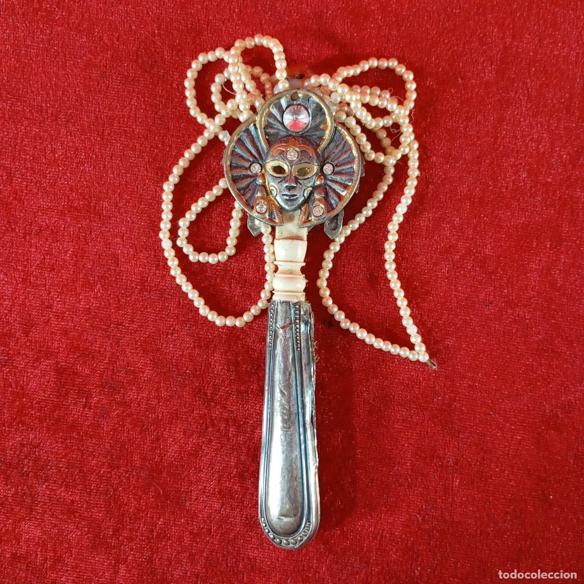 Coleccionismo: PRECIOSO APARATO CON MANGO DE PLATA - UNA M&Aacute;SCARA VENECIANA - PERLAS, ETC - 14,5 CM