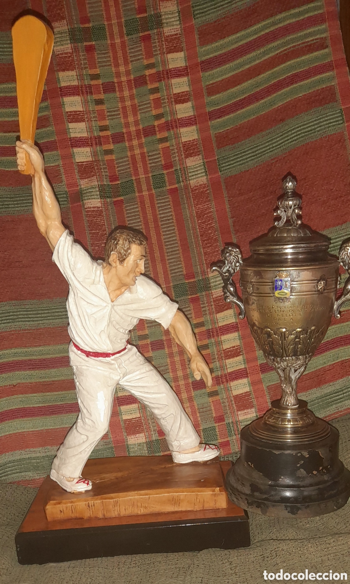 Coleccionismo: Dos piezas trofeo y figura deporte