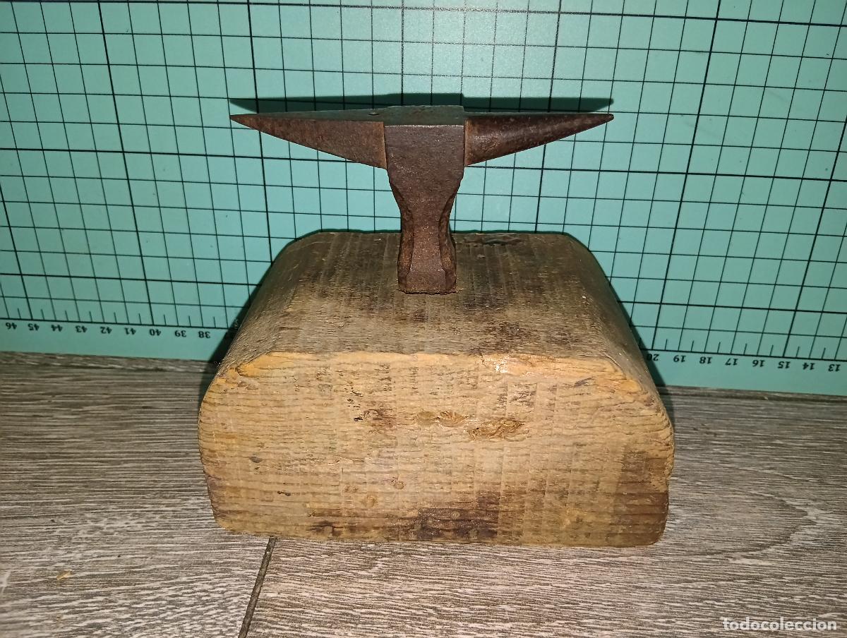 Coleccionismo: Yunque de joyero platero antiguo sobre cepo de madera