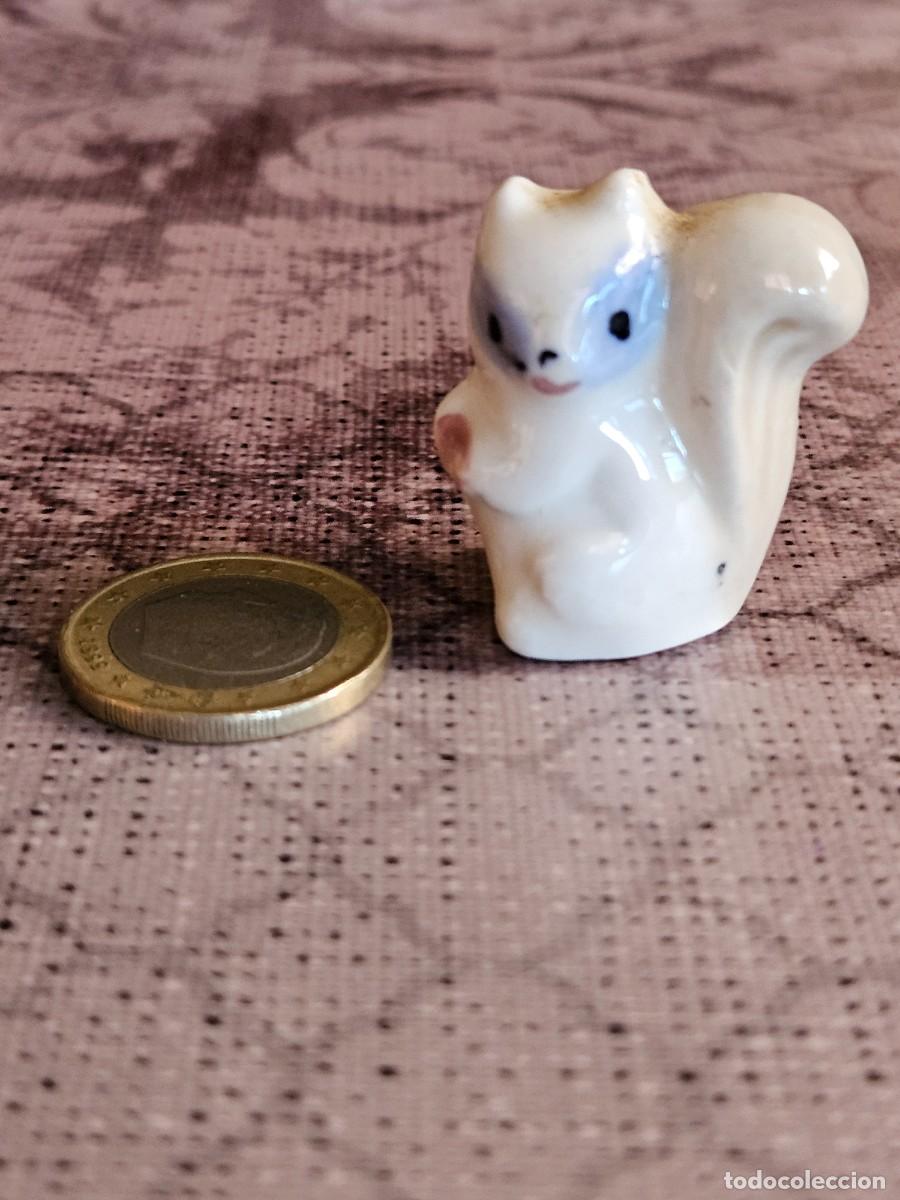 Coleccionismo: Figura Miniatura Vintage De Cer&aacute;mica Con Forma De Ardilla De Los A&ntilde;os 70.
