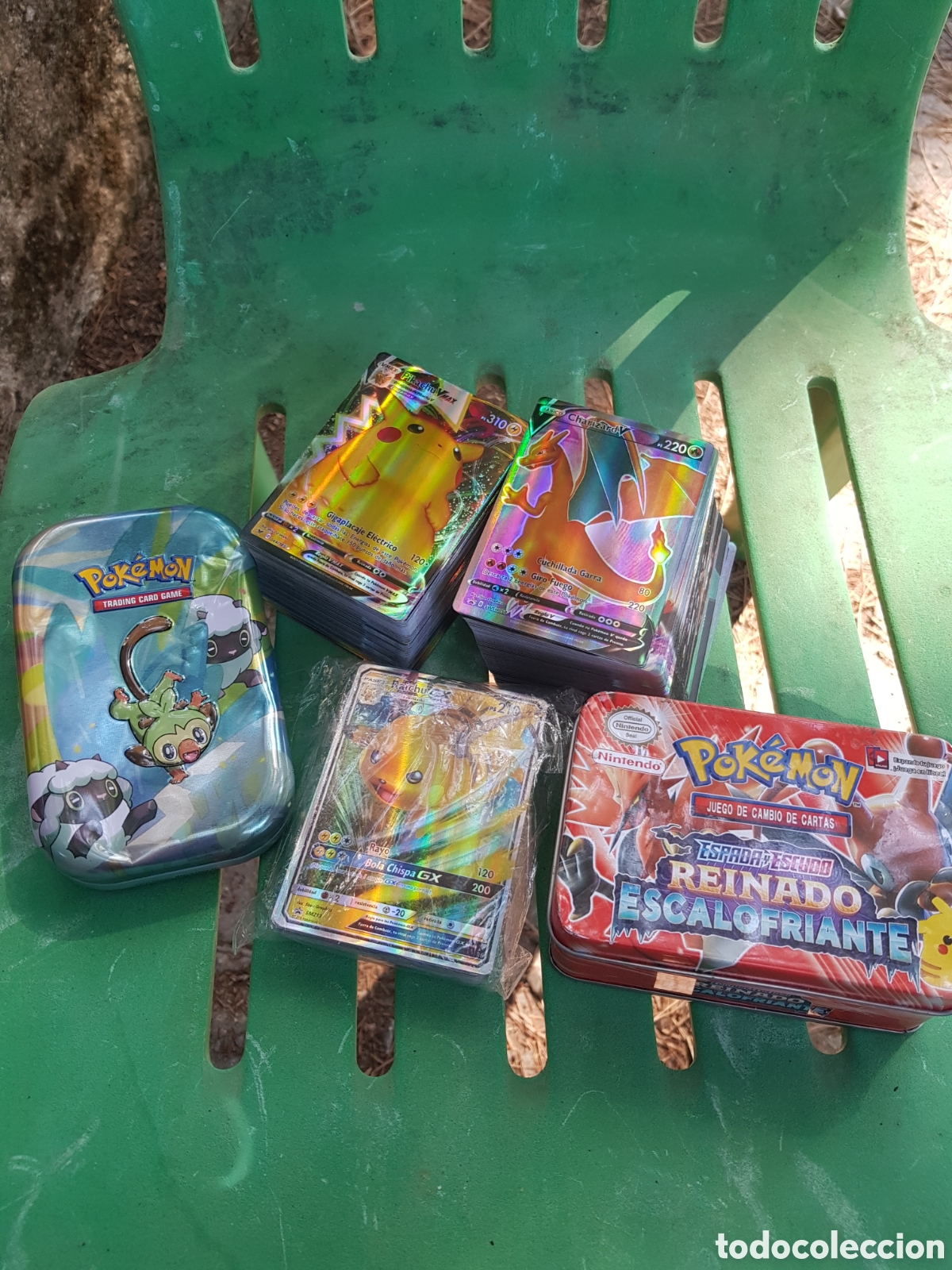 Coleccionismo: LOTE DE 250 CARTAS POKEMON MET&Aacute;LICAS MAS 2 LATAS DE POKEMON