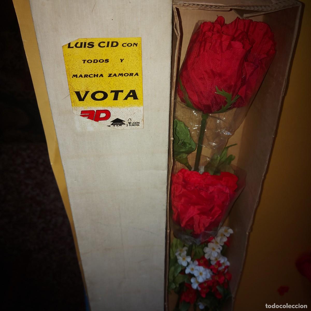 Coleccionismo: ALIANZA POPULAR, ELECCIONES GENERALES 1982, ROSAS DE COLOR ROJO EN ESTUCHE, CAMPA&Ntilde;A PROMOCIONAL