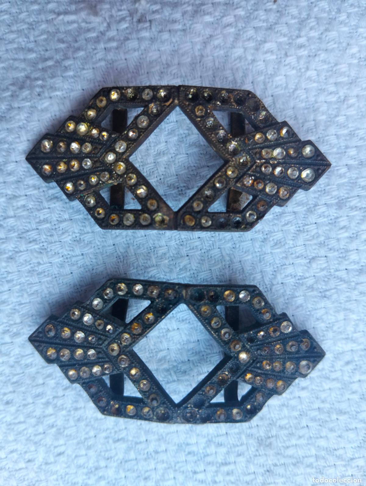 Colecionismo: Pareja de hebillas o broches antiguos de metal color plateado y cristalito estilo Art Deco a&ntilde;os 40