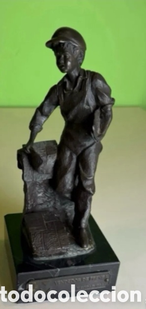 Collezionismo: Escultura bronce vendedor de peri&oacute;dicos firmada