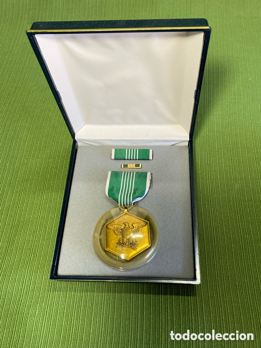 Coleccionismo: Medalla o insignia al m&eacute;rito Militar del Ejercito de Estados Unidos, en caja, con pasadores, USA.