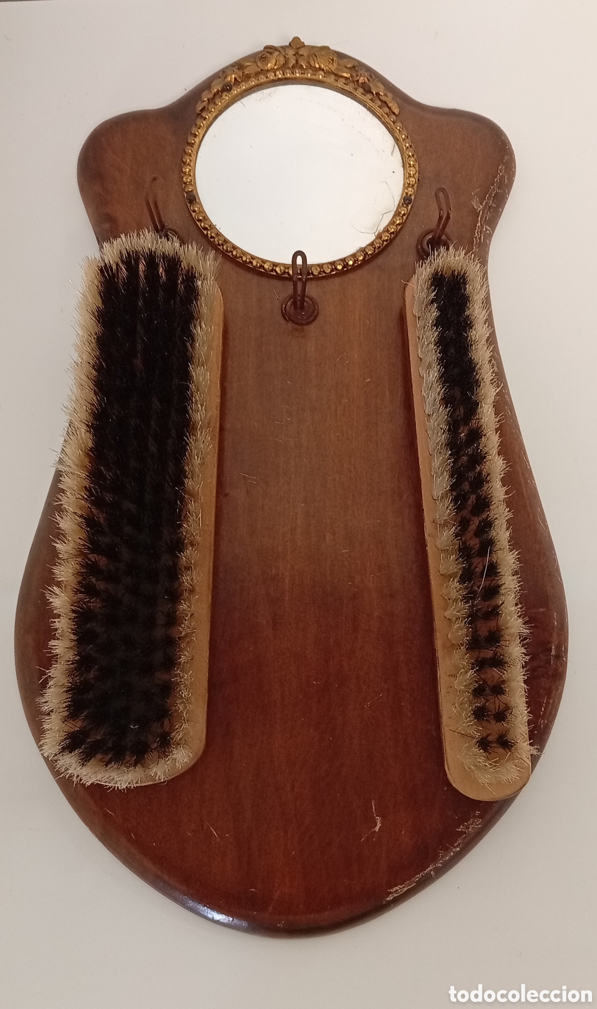 Coleccionismo: SOPORTE DE PARED DE MADERA CON ESPEJO Y CEPILLOS