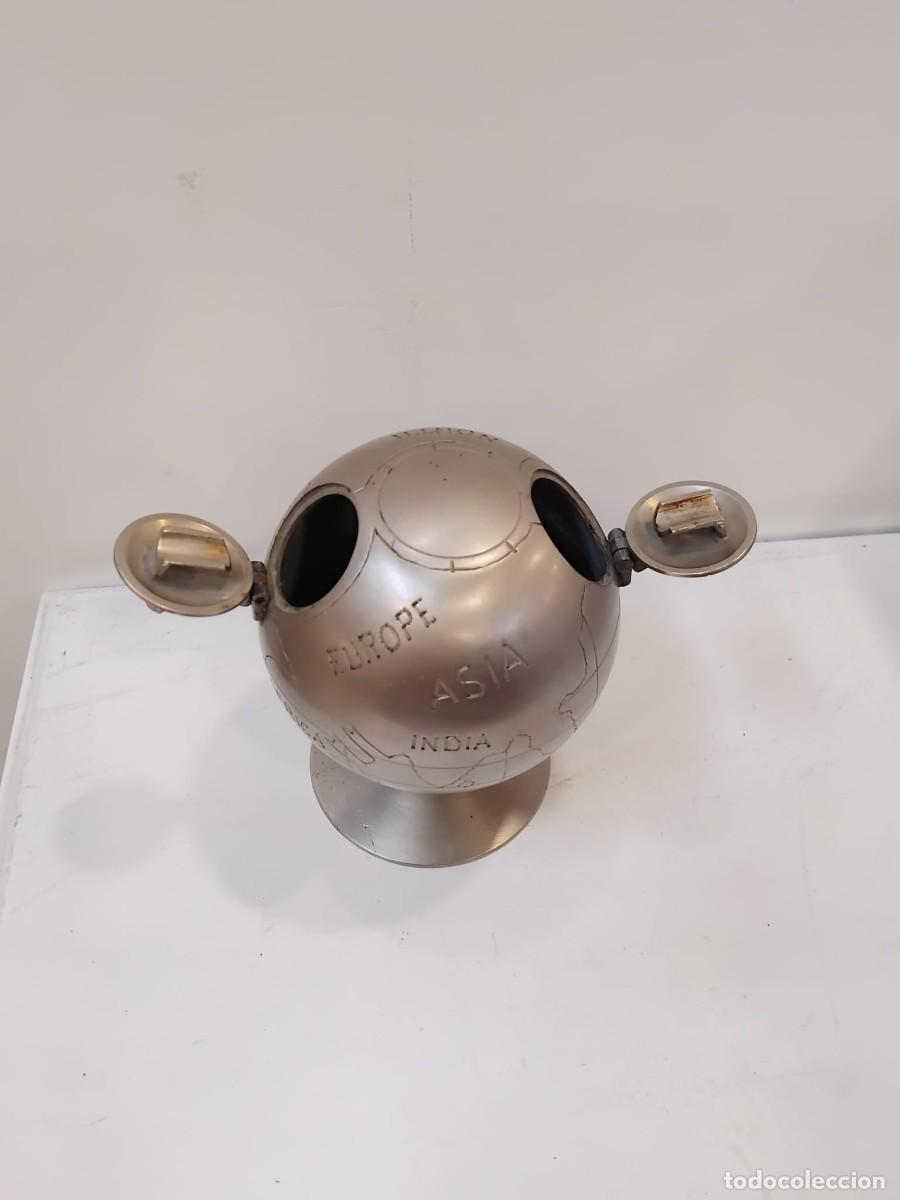 Coleccionismo: Antiguo tintero doble con forma de globo terr&aacute;queo, ideal para escritorio. - Dise&ntilde;o con continentes
