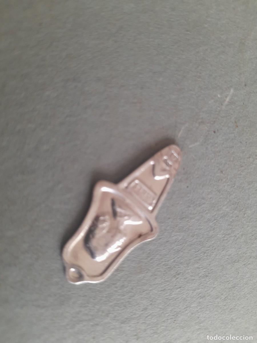 Coleccionismo: enhebrador de chapa . bell, 4,5cm aprox