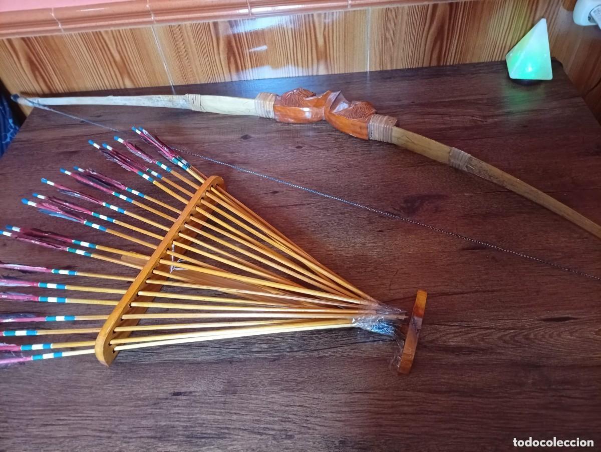 Coleccionismo: arco indio con 20 flechas en soporte de madera - Foto 1