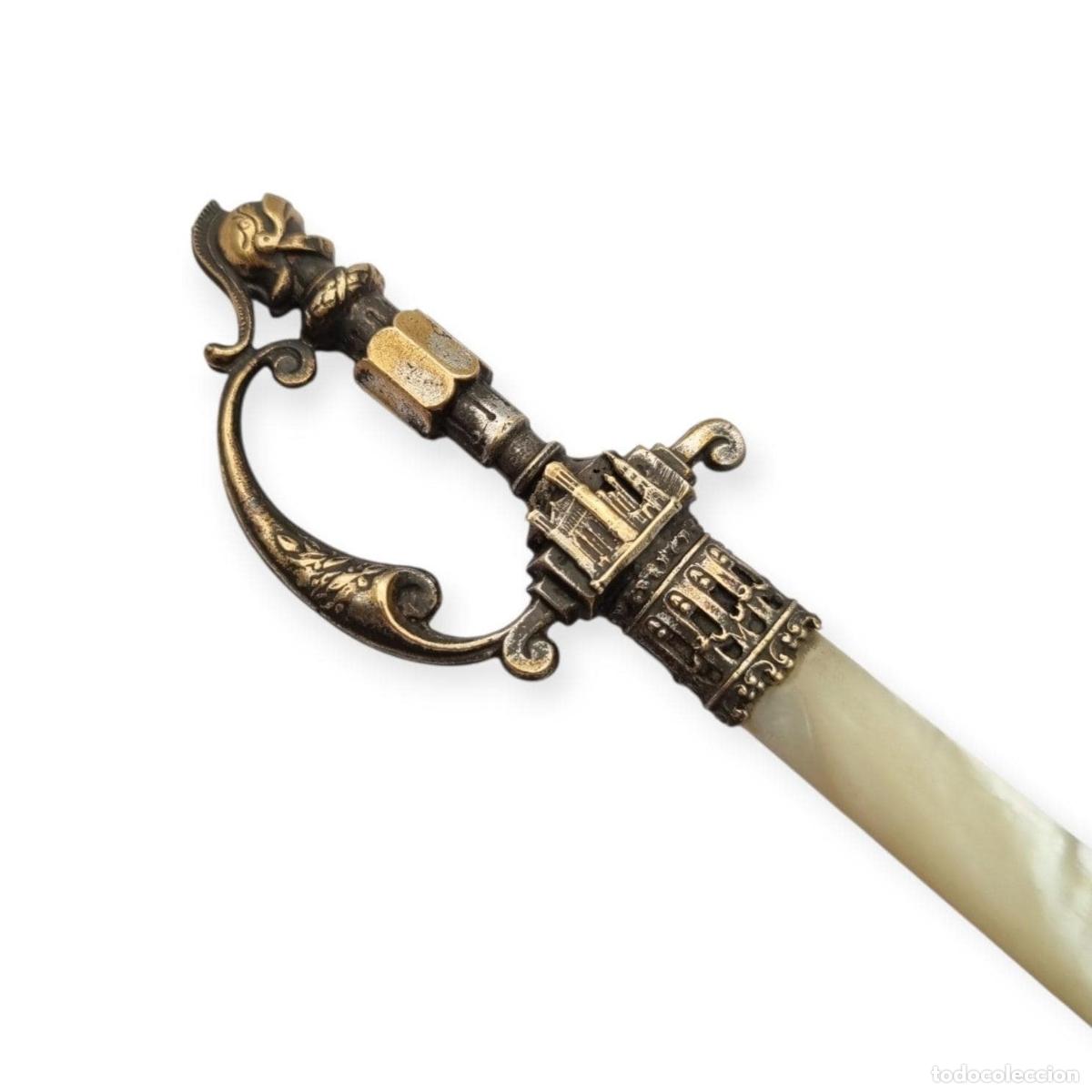 Colecionismo: Abrecartas Fourvi&egrave;re franc&eacute;s con hoja de n&aacute;car y empu&ntilde;adura bicolor, estilo neomedieval circa 1900&ndash;1