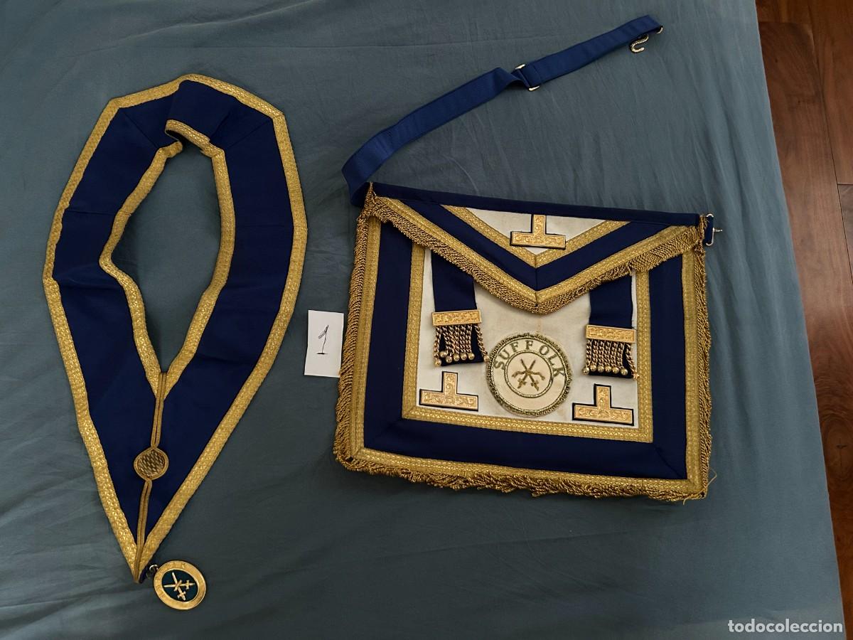 Colecionismo: Lote mason : Mandiles, collares, insignias, maleta, guantes y libretos musicales
